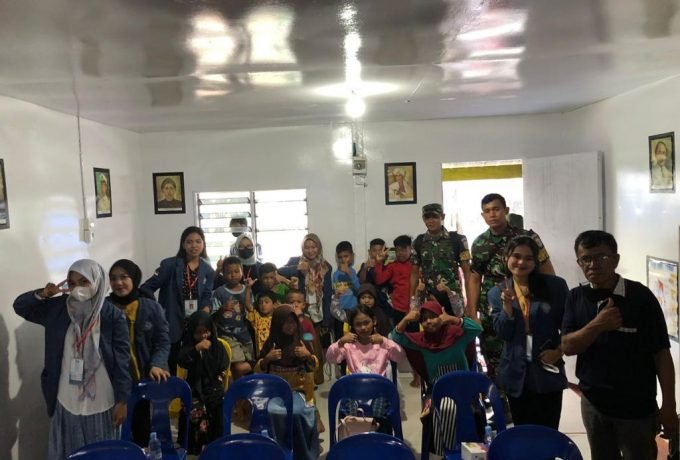 BELAJAR : Anak-anak putus sekolah yang mengikuti kegiatan belajar-mengajar di rumah pintar yang didirikan Lanal Nunukan di Desa Mamolo.