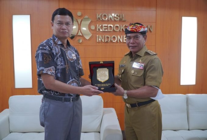 BERIKAN DUKUNGAN : Gubernur Kaltara, Drs H Zainal A Paliwang SH, M.Hum bertemu langsung dengan Ketua KKI Prof. Dr. Taruna Ikrar, M.Biomed, Ph.D untuk membahas pembentukan Prodi Kedokteran UBT.