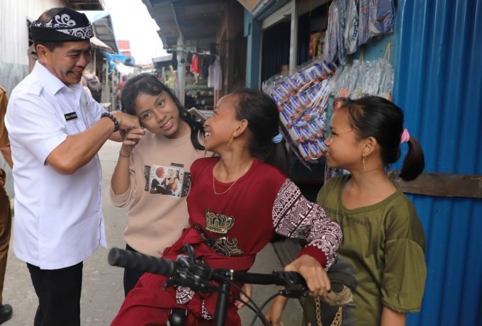 BERGURUAU : Gubernur Kaltara saat bergurau dengan anak - anak di sela kunjungan kerjanya.