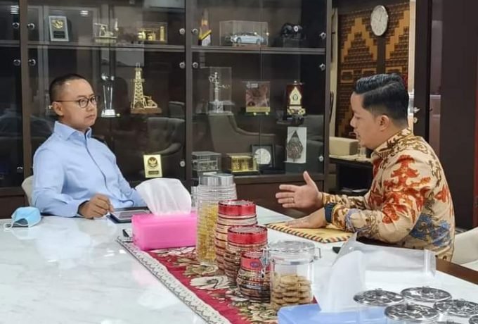 Bupati Ibrahim Ali saat menemui Wakil Ketua Komisi VII DPR RI, Eddy Soeparno.