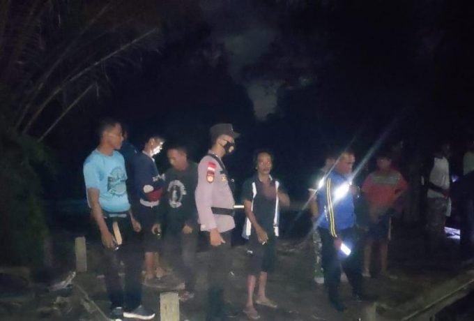 PENCARIAN: Warga dan beberapa aparat saat melakukan pencarian di lokasi tempat hilangnya Baharudin.