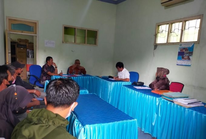 DISKUSI : Orang tua siswa mendatangi Kantor Cabang Dinas Pendidikan dan Kebudayaan (Disdikbud) Kaltara wilayah Nunukan yang didampingi oleh Lembaga Swadaya Masyarakat (LSM) Pancasila Jiwaku (Panjiku) (FOTO: Novita A.K/ BENUANTA)