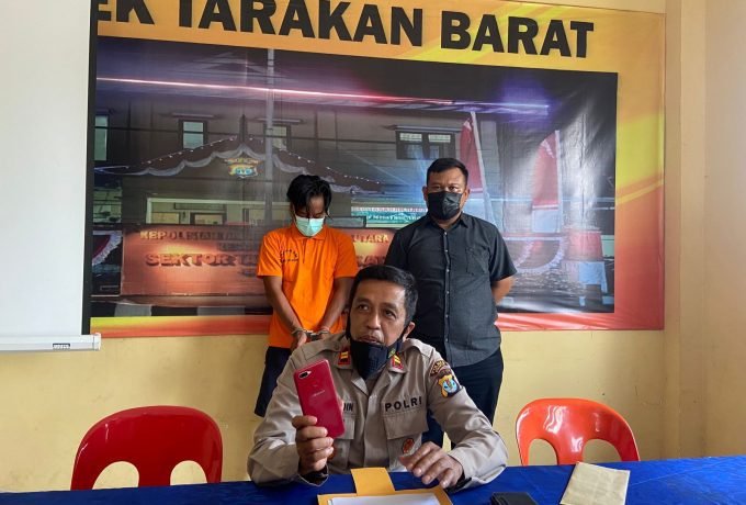 Polsek Tarakan Barat saat melakukan rilis pencurian handphone.