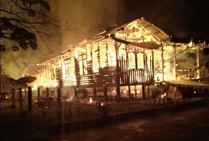 TERBAKAR: Rumah milik Alung Ngang yang terbakar di Desa Teras Nawang, dini hari tadi.