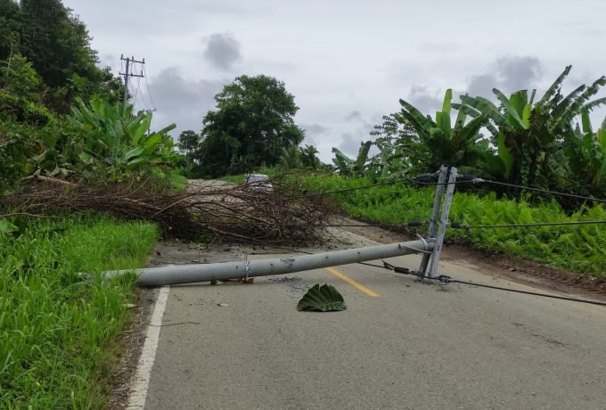 ROBOH : Tampak tiang listrik setinggi 6 meter yang menutup jalan usai roboh dan patah di tengah tiangnya.