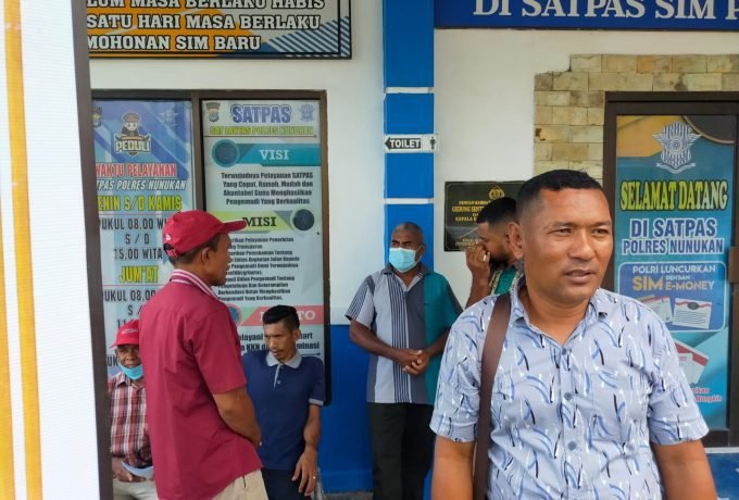 BUAT SIM : Para sopir angkot saat membuat SIM di Polres Nunukan. (FOTO : Novita A.K/ BENUANTA)