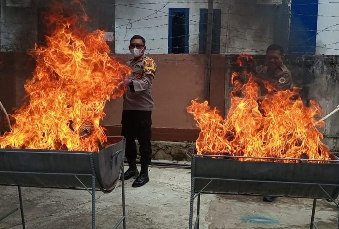 DIMUSNAHKAN : Pemusnahan barang bukti daging ilegal yang dilakukan Balai Karantina Pertanian (BKP) Kelas II Tarakan wilayah kerja Nunukan (FOTO : Novita A.K/ BENUANTA).