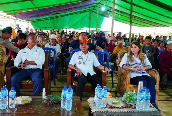SERAP ASPIRASI : Gubernur Kaltara, Drs H Zainal A Paliwang SH, M.Hum berbaur menyatu dengan masyarakat KM 57 Jalan Trans Kalimantan (perbatasan Bulungan – Berau Kaltim), Rabu (7/9). (DKISP Kaltara)