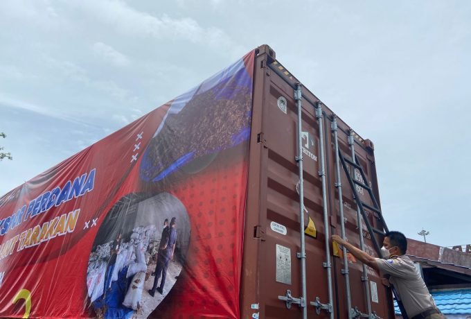 SEGEL: Penyegelan secara simbolis untuk pelepasan kontainer berisi rumput laut ke negara Vietnam, (Foto: Endah Agustina/Benuanta)