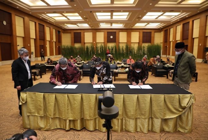 TANDATANGAN : Gubernur Kaltara, Drs H Zainal A Paliwang SH M.Hum. saat menandatangani perjanjian kerjasama Optimalisasi Pemungutan Pajak Pusat dan Pajak Daerah Tahap IV antara Direktorat Jenderal Pajak, bersama Direktorat Jenderal Perimbangan Keuangan.