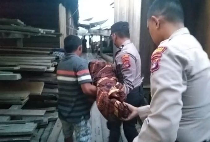 DITEMUKAN: Korban yang tenggelam di Sei Beruang ditemukan dan dievakuasi oleh Polsek Sekatak.