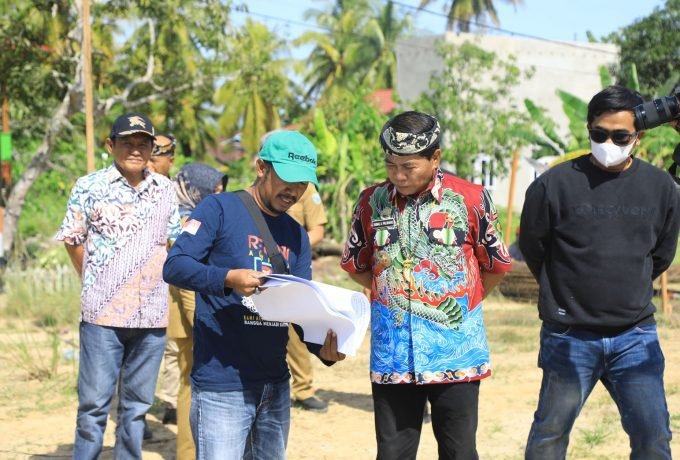 TOKO INDONESIA : Gubernur Kaltara, Drs H Zainal A Paliwang SH M.Hum., saat meninjau pembangunan Toko Indonesia di Sebatik Timur, Nunukan, Senin (19/9). DKISP Kaltara