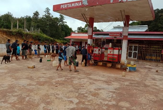 BBM : Warga saat mengantre BBM di SPBU Krayan Selatan (FOTO : Camat Krayan Selatan untuk benuanta.co.id)