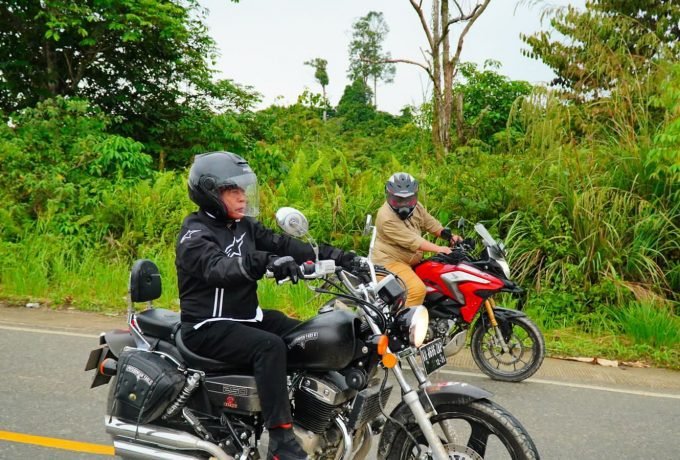 BERKENDARA : Gubernur Kaltara saat melakukan perjalanan dengan kendaraan roda dua.