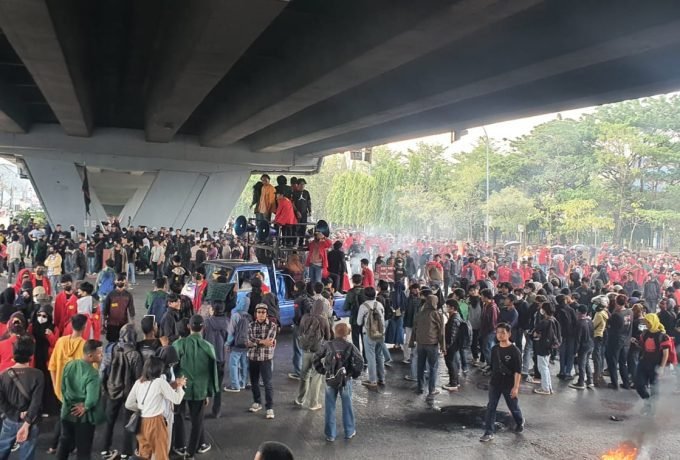 UNJUK RASA: Ribuan mahasiswa di Makassar kembali menggelar aksi unjuk rasa terkait penolakan kenaikan harga BBM.