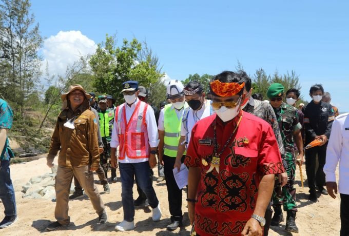 GELIAT INVESTASI : Gubernur Kaltara, Drs H Zainal A Paliwang SH, M.Hum mendampingi optimis investasi bakal menggeliat dengan percepatan kawasan industri hijau di Tanah Kuning-Mangkupadi. (DKISP Kaltara)
