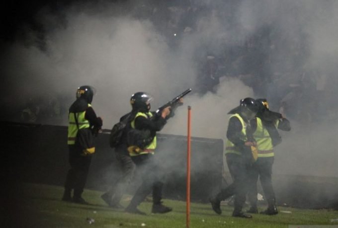 Aparat keamanan menembakkan gas air mata