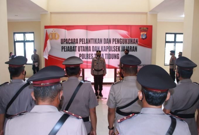 DIKUKUHKAN : Wakapolda Kaltara saat mengukuhkan Pejabat Utama Polres Tana Tidung.