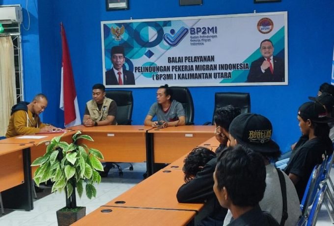 ILEGAL : Puluhan CPMI ilegal yang diserahkan Unit Reskrim Polsek Nunukan ke BP3MI Nunukan (FOTO: Unit Reskrim Polsek Nunukan)
