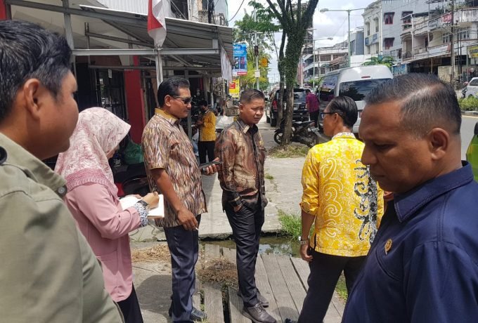 KUNLAP: Komisi III DPRD Kota Tarakan saat melakukan Kunjungan lapangan (Kunlap) terkait saluran air di Jalan Yos Sudarso.