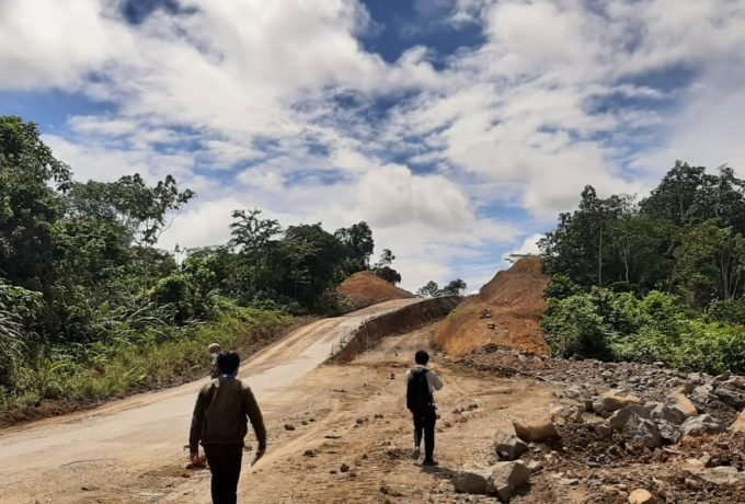 PERBAIKAN: Jalan yang memiliki eksisting yang melebihi standar dilakukan perbaikan berupa Cut and Fill.