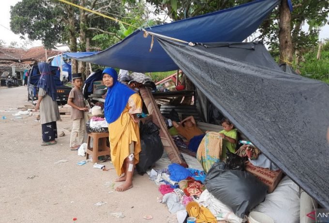 Warga Kampung Babakan Renyom
