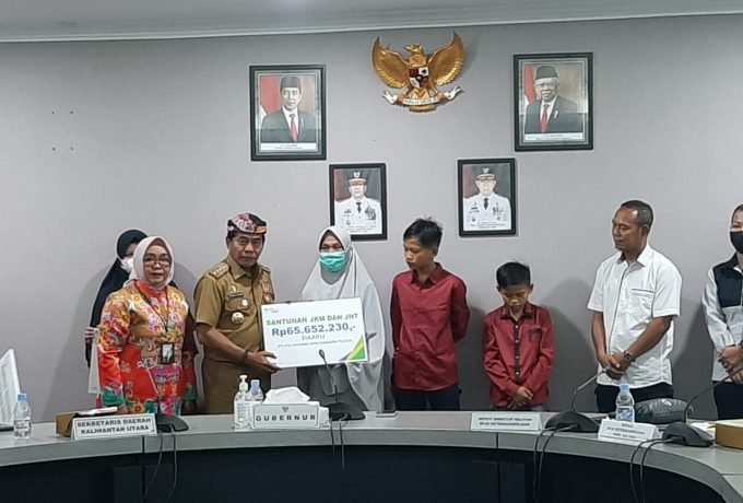 BANTUAN: Gubernur Kaltara Zainal Arifin Paliwang saat memberikan bantuan berupa klaim jaminan kepada masyarakat pekerja rentan.