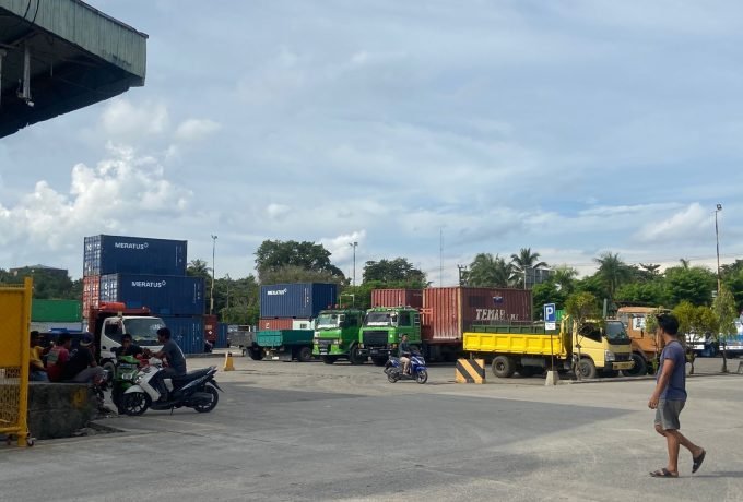 PARKIR : Tampak kondisi parkiran yang dipadati kendaraan di Pelabuhan Malundung Kota Tarakan. (Foto: Endah Agustina/Benuanta)