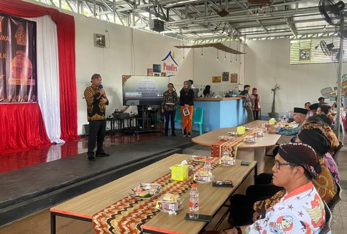 SAMBUTAN : Wakapolda Kaltara, Brigjen Pol Kasmudi saat sambutan pada ramah tamah Forum Komunikasi Keluarga Jawa. (Foto: Endah Agustina/Benuanta)