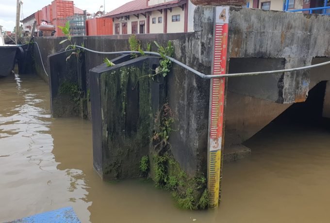 ALAT UKUR: Kondisi ketinggian air Sungai Kayan diangka 3 meter terpantau normal di Dermaga Pelabuhan VIP Kayan 1 Tanjung Selor Rabu (22/2/2023).