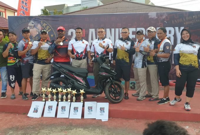 JUARA UMUM : Perbakin Balikpapan meraih juara umum pada ajang perayaan hari jadi Endra Dharmalaksana Shooting Club (EDSC) ke-2.