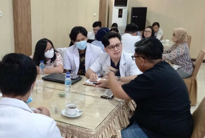 PEMBEKALAN: Dinkes Kaltara saat memberikan pembekalan kepada 24 Dokter yang mengikuti Program Internship Dokter Indonesia (PIDI) di Hotel Padmaloka Kota Tarakan Jumat (24/2/2023). (foto : Dinkes Kaltara untuk benuanta.co.id)