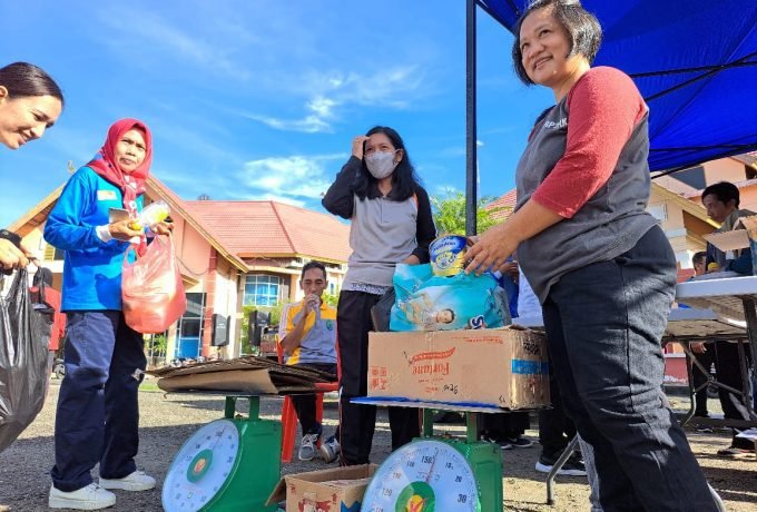 TIMBANG : Masyarakat menimbang botol bekas mereka ke petugas DLH Nunukan di Kelurahan Nunukan Selatan, Kecamatan Nunukan Selatan. (FOTO: DARMAWAN/BENUANTA).