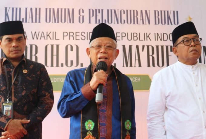 Wakil Presiden Ma'ruf Amin menyampaikan pernyataan kepada wartawan di Banda Aceh, Aceh pada Kamis (30/3/2023). (ANTARA/Desca Lidya Natalia)