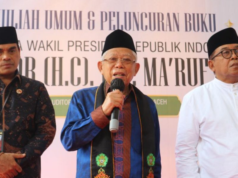 Wakil Presiden Ma'ruf Amin menyampaikan pernyataan kepada wartawan di Banda Aceh, Aceh pada Kamis (30/3/2023). (ANTARA/Desca Lidya Natalia)