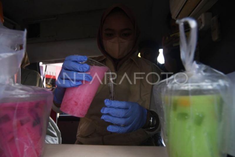 Petugas Balai POM Palu melakukan uji laboratorium berbagai menu takjil yang dijual oleh pedagang saat melakukan sidak di Pasar Ramadhan di Palu, Sulawesi Tengah, Kamis (23/3/2023). (ANTARA FOTO/Mohamad Hamzah/YU)