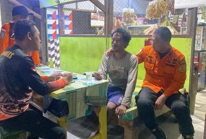 DITEMUKAN: Tim SAR Gabungan saat menemukan Ahmad Ramli dalam kondisi selamat. (ist)