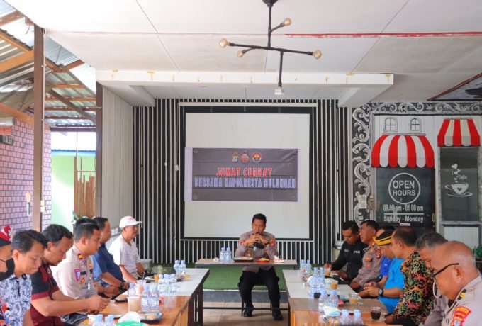 TERIMA: Kabag Ops Polresta Bulungan Kompol Kemas Zein saat terima masukan dan saran dari masyarakat melalui Jumat Curhat.