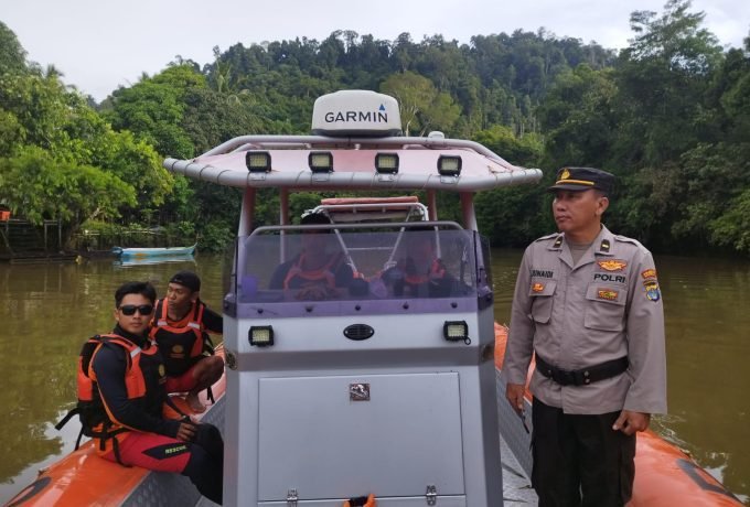 PENCARIAN: Tim SAR Gabungan yang melakukan operasi SAR pencarian korban yang diduga tenggelam di sungai Keriting. (ist)