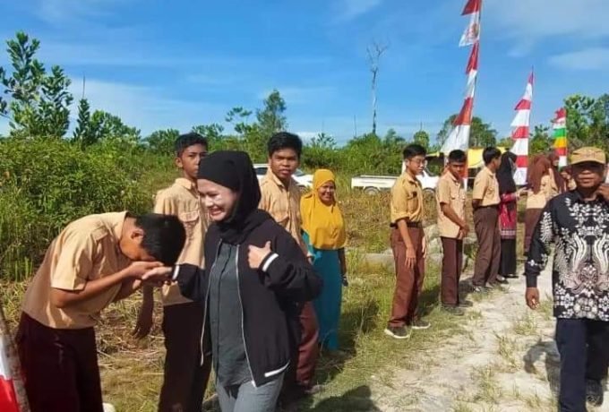 HADIR : Bupati Hj. Asmin Laura Hafid saat hadir untuk meresmikan gedung baru SMPN 3 Sei Menggaris.