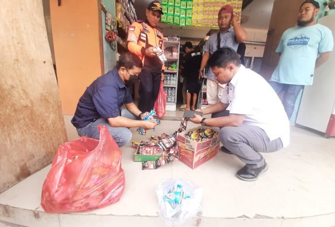 KEDALUWARSA: Barang-barang kedaluwarsa yang ditemukan petugas gabungan di Pasar Induk Tanjung Selor.