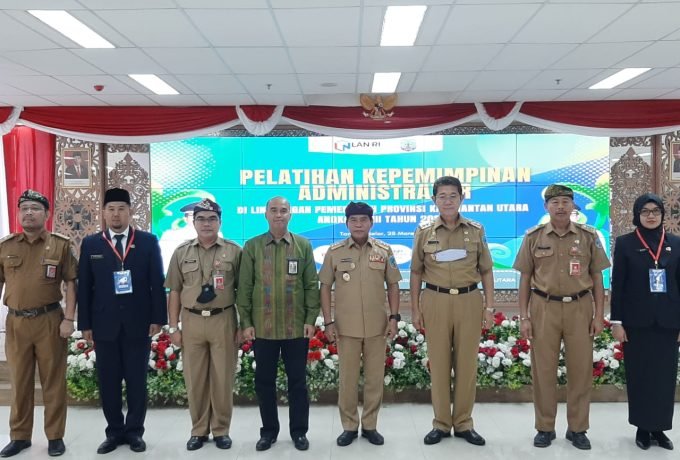 PELAKSANAAN: Tanda dimulainya pelaksanaan PKA angkatan III, Gubernur Kaltara Zainal Arifin Paliwang didampingi Wakil Gubernur Kaltara, Yansen TP saat menyematkan tanda pengenal kepada peserta.