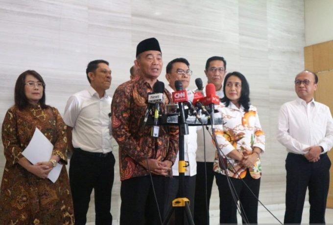 WhatsApp-Image-2023-03-30-at-12.03.01 Pelaksana tugas Menpora Muhadjir Effendy memberikan keterangan pers kepada wartawan di Gedung Bina Graha, Jakarta, Kamis (30/3/2023). ANTARA/Rangga Pandu Asmara Jingga