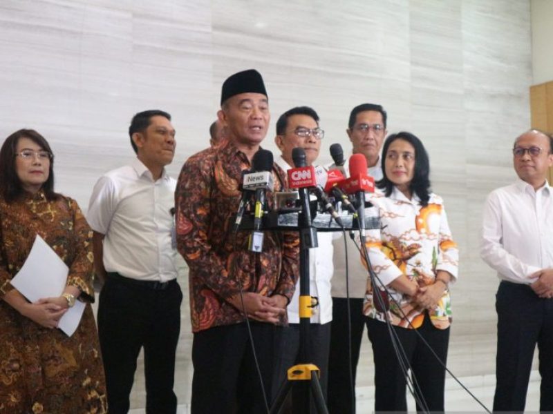 Pelaksana tugas Menpora Muhadjir Effendy memberikan keterangan pers kepada wartawan di Gedung Bina Graha, Jakarta, Kamis (30/3/2023). ANTARA/Rangga Pandu Asmara Jingga