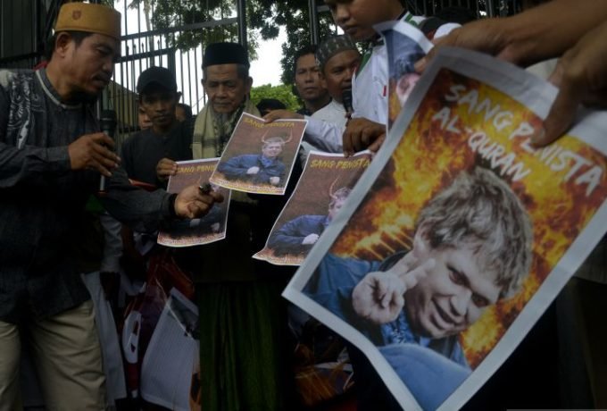 aksi-kecam-politisi-asal-swedia-di-makassar Inggris