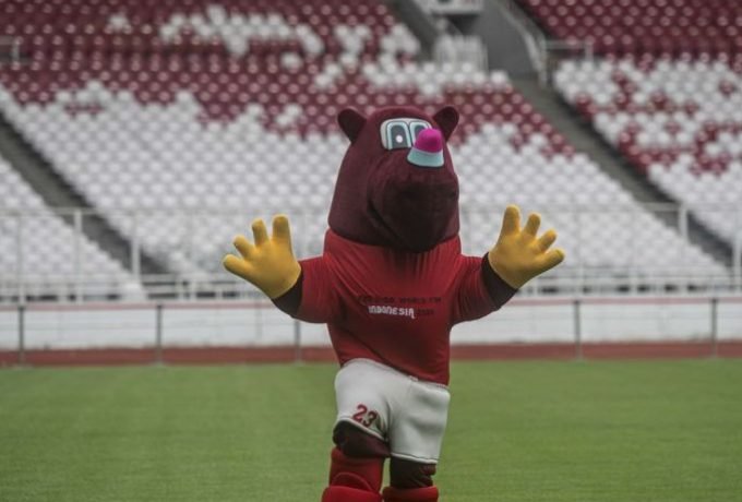 Maskot Piala Dunia U-20 2023 Indonesia bernama Bacuya berpose dalam acara 100 Hari Menuju Piala Dunia U-20 Indonesia 2023 di Stadion Utama Gelora Bung Karno, Jakarta, Kamis (9/2/2023). ANTARA FOTO/Aprillio Akbar/nym.