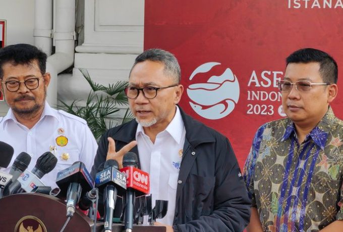 Menteri Perdagangan Zulkifli Hasan (tengah) memberikan keterangan di Kompleks Istana Kepresidenan, Jakarta, Jumat (24/3/2023). (ANTARA/Gilang Galiartha)