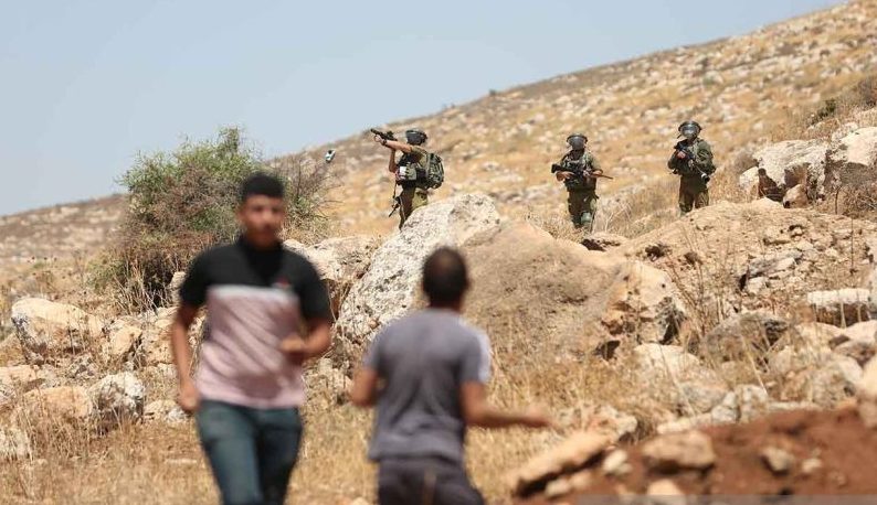 Arsip - Seorang tentara Israel menembakkan tabung gas air mata ke arah sejumlah pengunjuk rasa Palestina dalam bentrokan di Desa Beit Dajan, sebelah timur Nablus, Tepi Barat, Jumat (29/7/2022). (ANTARA FOTO/Xinhua/Ayman Nobani/rwa.)