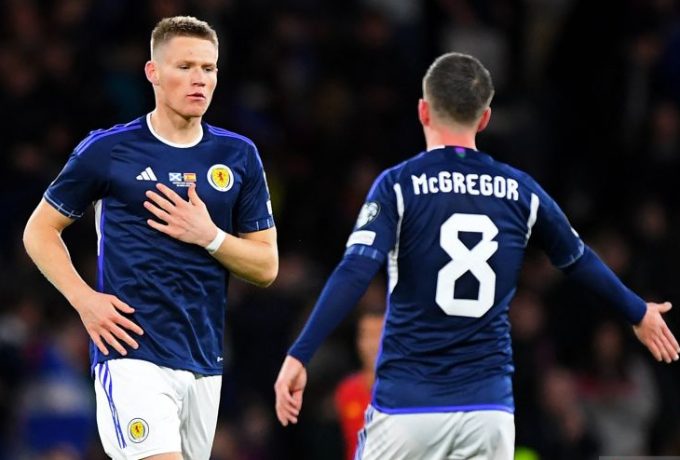 Selebrasi Scott McTominay (kiri) setelah mencetak gol pembuka timnas Skotlandia dalam pertandingan Grup A Kualifikasi Piala Eropa 2024 melawan Spanyol di Hampden Park stadium pada 29 Maret 2023. ANTARA/AFP/ANDY BUCHANAN