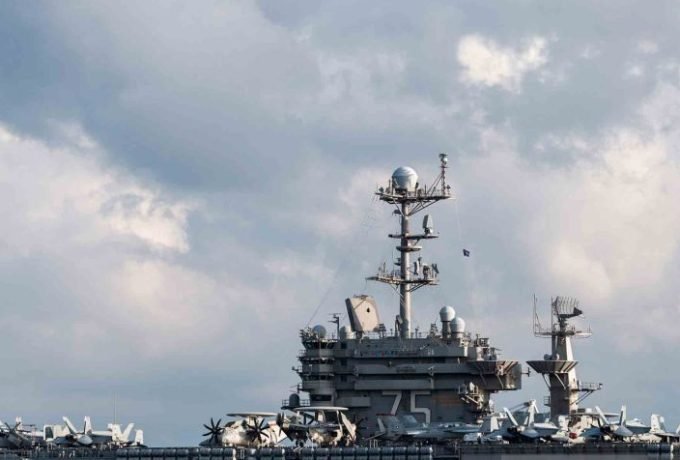 AS LATIHAN pesawat jet tempur terparkir di atas dek